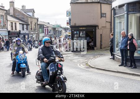 Clitheroe Lancashire, im Jahr 2023, die jährliche Ribble Valley Scooter Rallye, sah rund 500 Motorroller bei der 3-Tage-Rallye in England, Großbritannien im September 2023. Stockfoto