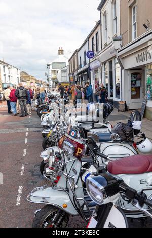 Clitheroe Lancashire, im Jahr 2023, die jährliche Ribble Valley Scooter Rallye, sah rund 500 Motorroller bei der 3-Tage-Rallye in England, Großbritannien im September 2023. Stockfoto