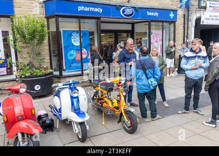 Clitheroe Lancashire, im Jahr 2023, die jährliche Ribble Valley Scooter Rallye, sah rund 500 Motorroller bei der 3-Tage-Rallye in England, Großbritannien im September 2023. Stockfoto