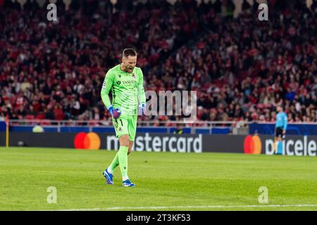 Lissabon, Portugal. Oktober 2023. Alejandro Remiro von Real Sociedad wurde während des Spiels der UEFA Champions League 2023/24 zwischen Benfica und Real Sociedad im Estádio do Sport Lisboa e Benfica gesehen. Endergebnis: Benfica 0:1 Real Sociedad. Quelle: SOPA Images Limited/Alamy Live News Stockfoto