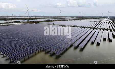 LIANYUNGANG, CHINA - 26. OKTOBER 2023 - Wind- und Photovoltaik-Stromerzeugung im Dorf Haidi, Stadt Lianyungang, Provinz Jiangsu, China, Oktober Stockfoto