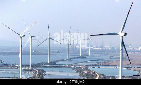 LIANYUNGANG, CHINA - 26. OKTOBER 2023 - Wind- und Photovoltaik-Stromerzeugung im Dorf Haidi, Stadt Lianyungang, Provinz Jiangsu, China, Oktober Stockfoto