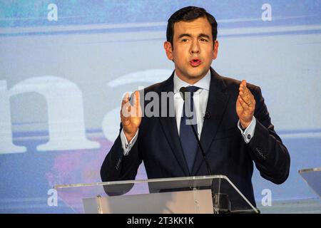 Bogota, Kolumbien. Oktober 2023. Der unabhängige Kandidat Rodrigo Lara nimmt an der letzten Kandidatendebatte vor den Regionalwahlen in Kolumbien am 25. Oktober 2023 Teil. Foto: Sebastian Barros/Long Visual Press Credit: Long Visual Press/Alamy Live News Stockfoto