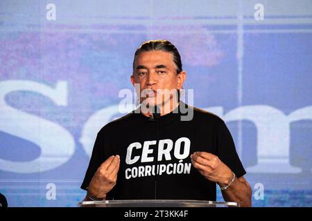 Bogota, Kolumbien. Oktober 2023. Gustavo Bolivar Kandidat für die politische Partei "Pacto Historico" nimmt an der letzten Kandidatendebatte vor den Regionalwahlen in Kolumbien am 25. Oktober 2023 Teil. Foto: Sebastian Barros/Long Visual Press Credit: Long Visual Press/Alamy Live News Stockfoto