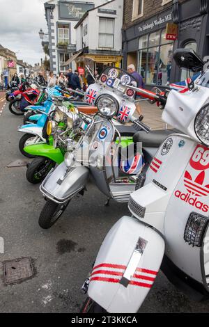 Ribble Valley Roller-Rallye, Scooteristen treffen sich in der Castle Street clitheroe Town Centre, Lancashire, England, UK, September 2023 Stockfoto