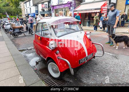 Isetta Rot-weiß Bubble Car oder Kleinstwagen parkt in Clitheroe Lancashire, England, Großbritannien, September 2023 Stockfoto