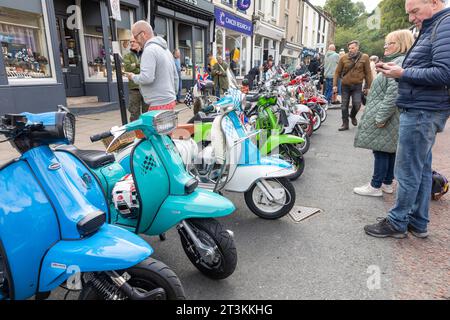 Ribble Valley Roller-Rallye, Scooteristen treffen sich in der Castle Street clitheroe Town Centre, Lancashire, England, UK, September 2023 Stockfoto