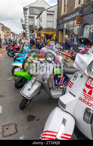 Ribble Valley Roller-Rallye, Scooteristen treffen sich in der Castle Street clitheroe Town Centre, Lancashire, England, UK, September 2023 Stockfoto