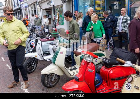 Ribble Valley Roller-Rallye, Scooteristen treffen sich in der Castle Street clitheroe Town Centre, Lancashire, England, UK, September 2023 Stockfoto