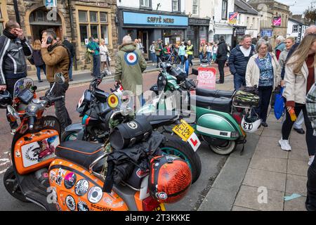 Ribble Valley Roller-Rallye, Scooteristen treffen sich in der Castle Street clitheroe Town Centre, Lancashire, England, UK, September 2023 Stockfoto