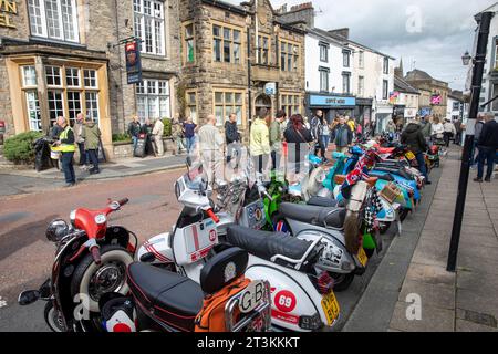 Ribble Valley Roller-Rallye, Scooteristen treffen sich in der Castle Street clitheroe Town Centre, Lancashire, England, UK, September 2023 Stockfoto