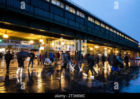 Menschen eilen bei regnerischem Herbstwetter über eine Kreuzung an der Schönhauser Allee in Berlin-Prenzlauer Berg./bei regnerischem Herbstwetter beeilen sich Menschen eilen bei regnerischem Herbstwetter über eine Kreuzung an der Schönhauser Allee im Berliner Stadtteil Prenzlauer Berg. Schönhauser Allee in Berlin-Prenzlauer Berg *** die Menschen beeilen sich über eine Kreuzung auf der Schönhauser Allee im Berliner Prenzlauer Berg bei regnerischem Herbstwetter Schönhauser Allee in Berlin Prenzlauer Berg snph2023102410334.jpg Credit: Imago/Alamy Live News Stockfoto