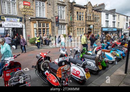 Ribble Valley Roller-Rallye, Scooteristen treffen sich in der Castle Street clitheroe Town Centre, Lancashire, England, UK, September 2023 Stockfoto