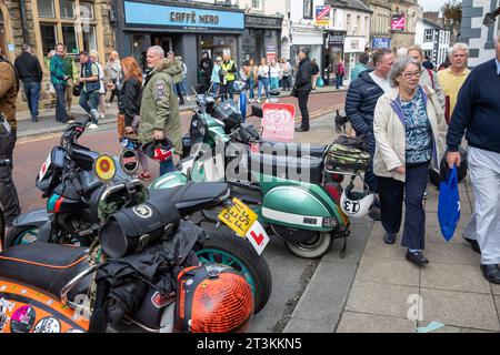 Ribble Valley Roller-Rallye, Scooteristen treffen sich in der Castle Street clitheroe Town Centre, Lancashire, England, UK, September 2023 Stockfoto