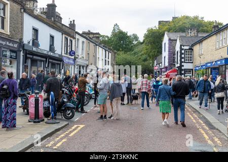 Ribble Valley Roller-Rallye, Scooteristen treffen sich in der Castle Street clitheroe Town Centre, Lancashire, England, UK, September 2023 Stockfoto