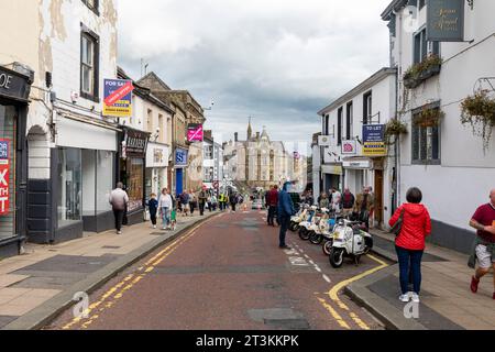 Ribble Valley Roller-Rallye, Scooteristen treffen sich in der Castle Street clitheroe Town Centre, Lancashire, England, UK, September 2023 Stockfoto