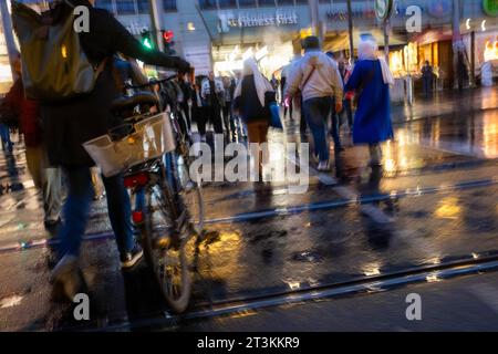 Menschen eilen bei regnerischem Herbstwetter über eine Kreuzung an der Schönhauser Allee in Berlin-Prenzlauer Berg./bei regnerischem Herbstwetter beeilen sich Menschen eilen bei regnerischem Herbstwetter über eine Kreuzung an der Schönhauser Allee im Berliner Stadtteil Prenzlauer Berg. Schönhauser Allee in Berlin-Prenzlauer Berg *** die Menschen beeilen sich über eine Kreuzung auf der Schönhauser Allee im Berliner Prenzlauer Berg bei regnerischem Herbstwetter Schönhauser Allee in Berlin Prenzlauer Berg snph2023102410343.jpg Credit: Imago/Alamy Live News Stockfoto