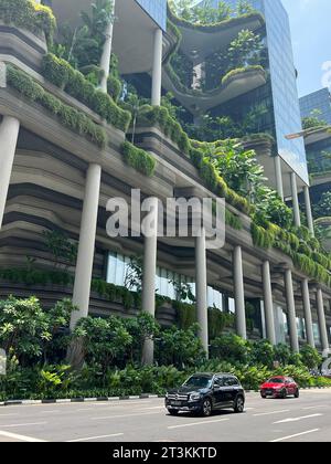 Singapur, Singapur. Oktober 2023. Das Parkroyal on Pickering Hotel ist ein Schaufenster für vertikale Begrünung. Himmelsgärten, hängende Pflanzenwände und reflektierende Wasserbecken fließen durch das Gebäude. Auf 15.000 Quadratmetern wachsen 50 verschiedene Arten, darunter viele exotische Gattungen. Vermerk: Carola Frentzen/dpa/Alamy Live News Stockfoto
