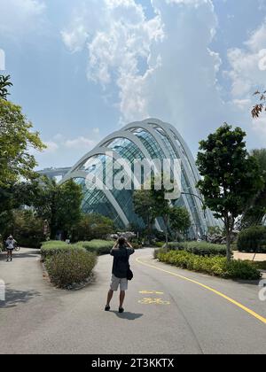 Singapur, Singapur. Oktober 2023. In den Gardens by the Bay befinden sich zwei riesige Gewächshäuser. Sie gelten als Vorzeigeprojekte für eine nachhaltige Ökologisierung. Vermerk: Carola Frentzen/dpa/Alamy Live News Stockfoto