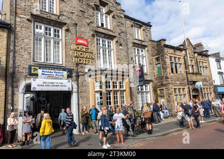 Der Clitheroe Rose and Crown Hotel Pub beherbergt im September 2023 den Ribble Valley Roller Club für seine Rollerrallye in Lancashire, England, Großbritannien Stockfoto