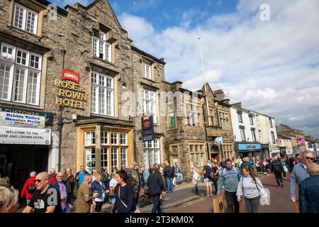 Der Clitheroe Rose and Crown Hotel Pub beherbergt im September 2023 den Ribble Valley Roller Club für seine Rollerrallye in Lancashire, England, Großbritannien Stockfoto