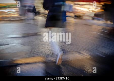 Menschen eilen bei regnerischem Herbstwetter über eine Kreuzung an der Schönhauser Allee in Berlin-Prenzlauer Berg./bei regnerischem Herbstwetter beeilen sich Menschen eilen bei regnerischem Herbstwetter über eine Kreuzung an der Schönhauser Allee im Berliner Stadtteil Prenzlauer Berg. Schönhauser Allee in Berlin-Prenzlauer Berg *** die Menschen beeilen sich über eine Kreuzung auf der Schönhauser Allee im Berliner Prenzlauer Berg bei regnerischem Herbstwetter Schönhauser Allee in Berlin Prenzlauer Berg snph2023102410375.jpg Credit: Imago/Alamy Live News Stockfoto