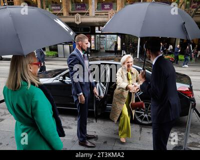 Melbourne, Australien. Oktober 2023. Prinzessin Astrid von Belgien wird von Sally Capp (L), Oberbürgermeister von Melbourne, und Nicolas Keutgen, Chief Innovation Officer Schréder, zu einem Seminar über sicherere, vernetzte und widerstandsfähigere intelligente Städte im Rathaus von Melbourne während der belgischen Wirtschaftsmission im Commonwealth von Australien in Melbourne begrüßt. Donnerstag, 26. Oktober 2023 Eine belgische Delegation befindet sich vom 19. Bis 28. Oktober 2023 auf einer zehntägigen Wirtschaftsmission in Australien. BELGA FOTO BENOIT DOPPAGNE Credit: Belga News Agency/Alamy Live News Stockfoto