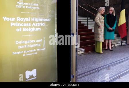 Melbourne, Australien. Oktober 2023. Prinzessin Astrid von Belgien wird vom Oberbürgermeister von Melbourne, Sally Capp, vor einem Seminar über sicherere, vernetzte und widerstandsfähigere intelligente Städte im Rathaus von Melbourne begrüßt, während der belgischen Wirtschaftsmission im Commonwealth von Australien, am Donnerstag, den 26. Oktober 2023 in Melbourne. Eine belgische Delegation befindet sich vom 19. Bis 28. Oktober 2023 auf einer zehntägigen Wirtschaftsmission in Australien. BELGA FOTO BENOIT DOPPAGNE Credit: Belga News Agency/Alamy Live News Stockfoto