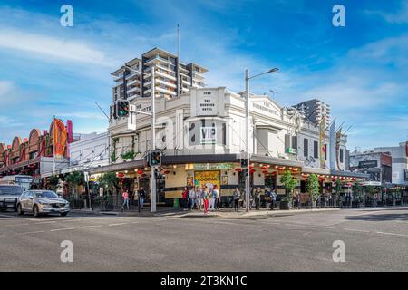 Sydney, Australien – 22. April 2021: Eine kleine Gruppe von Fußgängern wartet auf die Überquerung der Straße vor dem Burwood Hotel in Burwood, einem Vorort im I Stockfoto