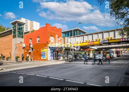 Sydney, Australien – 22. April 2021: Foto der Kreuzung neben dem Bahnhof Burwood in Burwood, Vorort im Westen von Sydney. Stockfoto