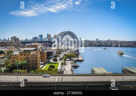 Sydney, Australien – 4. August 2020: Panoramablick auf die Fähranlegestelle Circular Quay und die Sydney Harbour Bridge über den Cahill Expressway Stockfoto