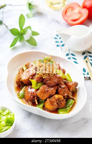 Geschmortes Hühnchen mit Sojasauce Stockfoto