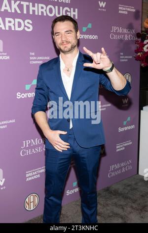 Los Angeles, USA. Oktober 2023. Daniel Durrant nimmt am 25. Oktober 2023 an der National Association of the Deaf's Breakthrough Awards im Audrey Irmas Pavilion in Los Angeles Teil. (Foto: Corine Solberg/SipaUSA) Credit: SIPA USA/Alamy Live News Stockfoto