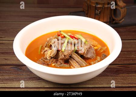 Köstliches gedünstetes Hammel mit Pilzen in Auflauf. Gedünstetes Lamm Stockfoto