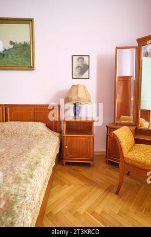 Blick auf Vurgun's Schlafzimmer mit rosa Motiven an den Wänden. Im Haus Museum des berühmten Schriftstellers, Autors, Dichters, Dramatikers Samad Vurgun, in Baku, Stockfoto