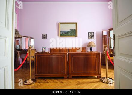Blick auf Vurgun's Schlafzimmer mit rosa Motiven an den Wänden. Im Haus Museum des berühmten Schriftstellers, Autors, Dichters, Dramatikers Samad Vurgun, in Baku, Stockfoto