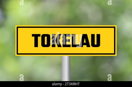 Tokelau Straßenschild auf unscharfem Hintergrund Stockfoto