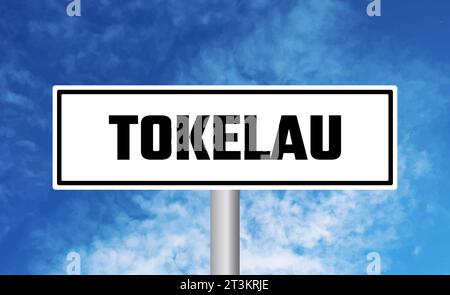 Tokelau Straßenschild auf bewölktem Himmel Hintergrund Stockfoto