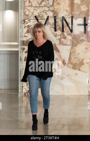 Jo Wood Probelauf auf dem Laufsteg für die Vin + Omi Show und präsentiert ihre neueste Kollektion vor der London Fashion Week Stockfoto