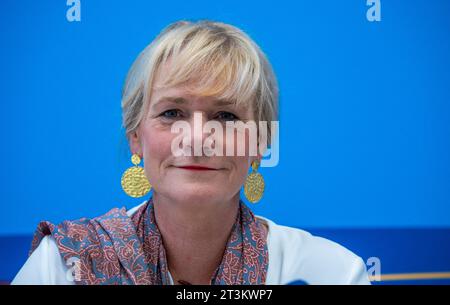 Schwerin, Deutschland. Juli 2023. Simone Oldenburg (die linke), Bildungsministerin Mecklenburg-Vorpommerns, informiert in einem Pressegespräch über die Ergebnisse der Abiturprüfungen in Mecklenburg-Vorpommern. Quelle: Jens Büttner/dpa/Alamy Live News Stockfoto