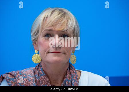 Schwerin, Deutschland. Juli 2023. Simone Oldenburg (die linke), Bildungsministerin Mecklenburg-Vorpommerns, informiert in einem Pressegespräch über die Ergebnisse der Abiturprüfungen in Mecklenburg-Vorpommern. Quelle: Jens Büttner/dpa/Alamy Live News Stockfoto