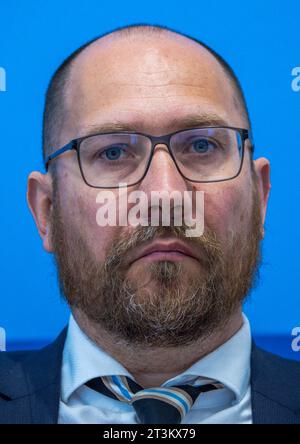 Schwerin, Deutschland. Juli 2023. Tom Michael Scheidung, Staatssekretär im Ministerium für Bildung und Kindertagesförderung Mecklenburg-Vorpommern, bei einem Pressegespräch über die Ergebnisse der Abiturprüfung in Mecklenburg-Vorpommern. Quelle: Jens Büttner/dpa/Alamy Live News Stockfoto