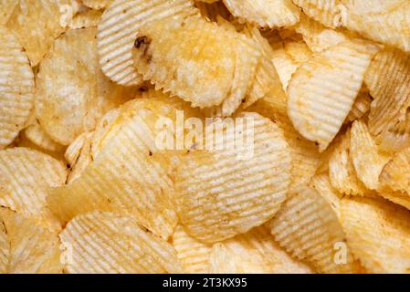 Hintergrund aus knusprigen Kartoffelchips Stockfoto