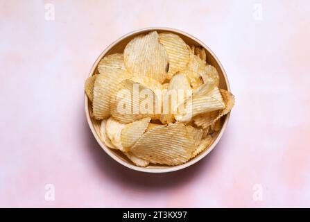 Knusprige Kartoffelchips in einer Schüssel auf weißem Hintergrund Stockfoto