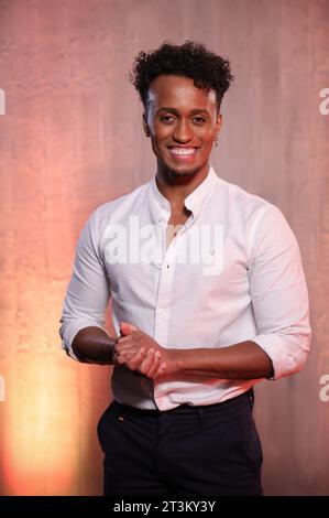 Hamburg, Deutschland. Oktober 2023. Musikschauspieler Benét Monteiro bei einer Fotosession für seine Präsentation als Hauptdarsteller in der Musikproduktion „Hercules“. Am 24. März 2024 feiert das Disney-Musical „Hercules“ seine Uraufführung im Stage Theater neue Flora in Hamburg. Quelle: Christian Charisius/dpa/Alamy Live News Stockfoto