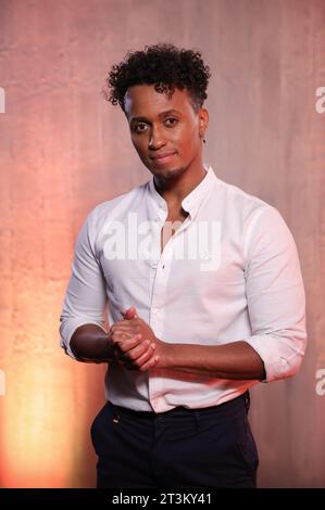 Hamburg, Deutschland. Oktober 2023. Musikschauspieler Benét Monteiro bei einer Fotosession für seine Präsentation als Hauptdarsteller in der Musikproduktion „Hercules“. Am 24. März 2024 feiert das Disney-Musical „Hercules“ seine Uraufführung im Stage Theater neue Flora in Hamburg. Quelle: Christian Charisius/dpa/Alamy Live News Stockfoto