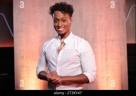 Hamburg, Deutschland. Oktober 2023. Musikschauspieler Benét Monteiro bei einer Fotosession für seine Präsentation als Hauptdarsteller in der Musikproduktion „Hercules“. Am 24. März 2024 feiert das Disney-Musical „Hercules“ seine Uraufführung im Stage Theater neue Flora in Hamburg. Quelle: Christian Charisius/dpa/Alamy Live News Stockfoto