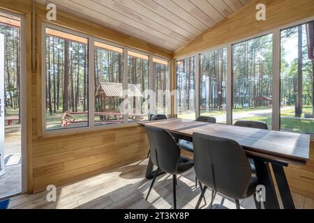 Tisch mit Stühlen in der Eingangshalle in einem hölzernen Landhaus Stockfoto