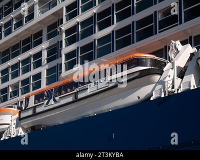 KORFU, GREEECE - 11. SEPTEMBER 2023: Rettungsboot-Beiboot auf Celebrity Beyond, während im Kreuzfahrthafen gefesselt Stockfoto