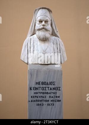 KORFU, GREEECE - 11. SEPTEMBER 2023: gedenkbüste zu Ehren von Bischof Methodios Kontostanos vor der Kathedrale von Saint Spyridon Stockfoto